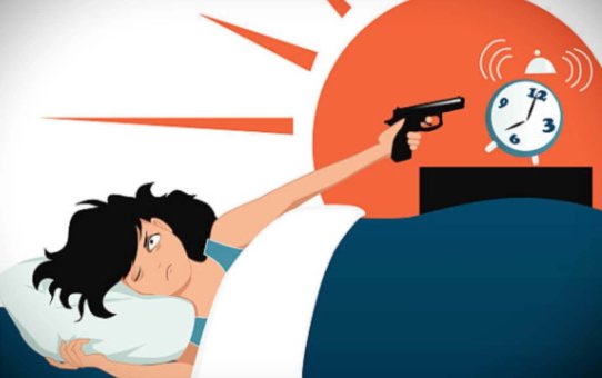 Mujer tumbada en la cama apuntando al despertador con una pistola porque tiene sueño