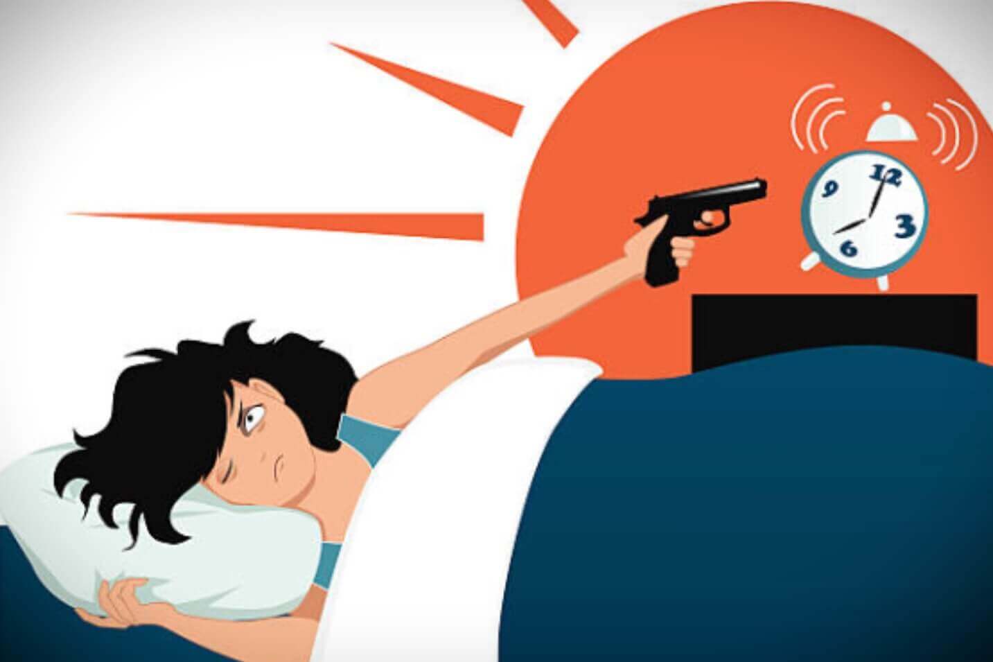 Mujer tumbada en la cama apuntando al despertador con una pistola porque tiene sueño